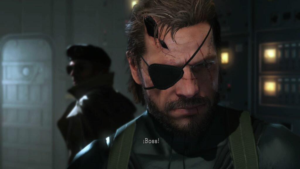 Primer plano de Big Boss con el rostro herido y parche ocular, mostrando determinación mientras escucha “¡Boss!”.