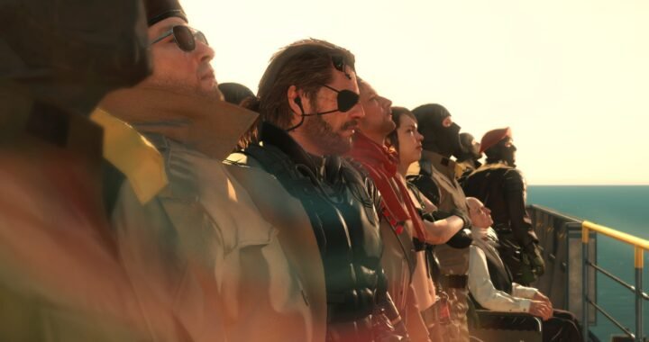 Big Boss y su equipo contemplan el horizonte desde la base marina bajo la luz del atardecer en The Phantom Pain.