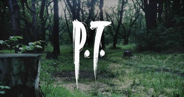El logo sangriento del título P.T se superpone sobre una sombría y misteriosa foto de un denso bosque con hierba crecida y troncos de árboles.