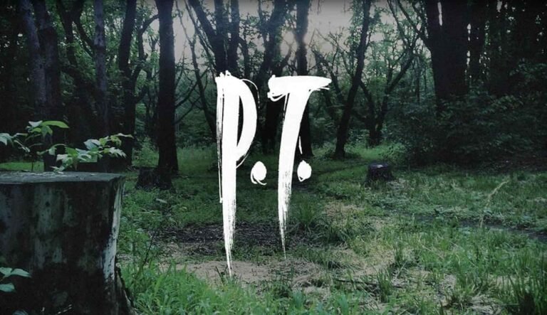 El logo sangriento del título P.T se superpone sobre una sombría y misteriosa foto de un denso bosque con hierba crecida y troncos de árboles.