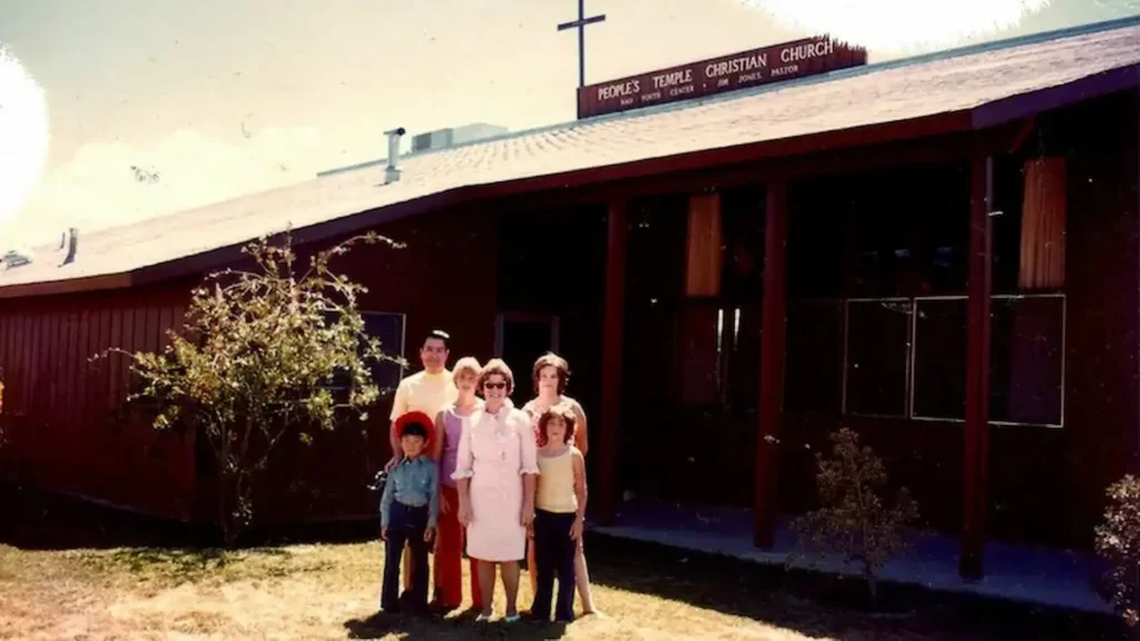 Familia posa frente al templo del People’s Temple Christian Church en un día soleado.