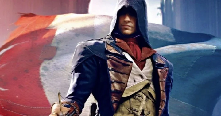 Arno Dorian, el asesino de la Revolución Francesa, posa con su icónica capucha y atuendo frente a la bandera tricolor, clave de las reglas del juego de rol de Assassin's Creed.