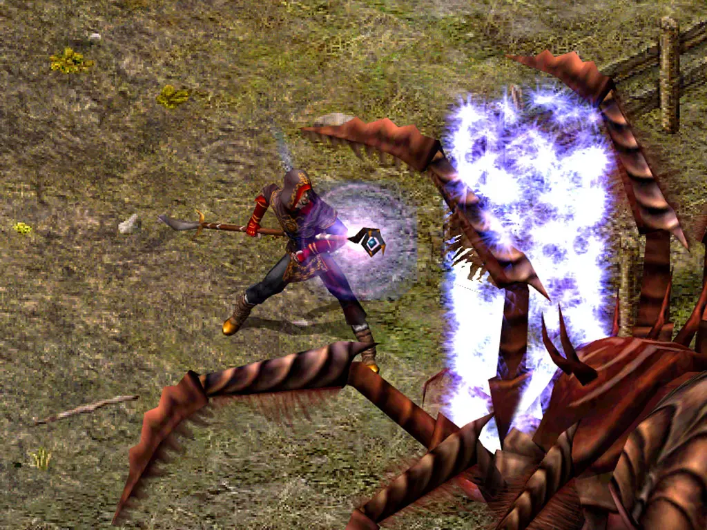 Guerrero de Sacred atacando a una criatura arácnida gigante envuelta en un estallido mágico azul.