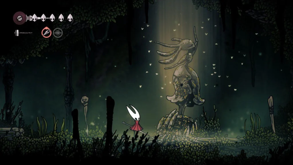 Hornet explora una zona boscosa y pasa junto a una misteriosa estatua de piedra cubierta de musgo en Silksong.