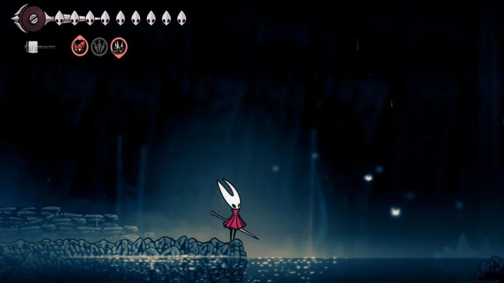 Hornet se para al borde de un precipicio sobre un lago subterráneo oscuro en una captura de gameplay de Silksong.