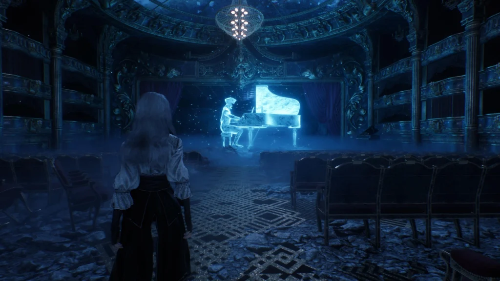 Personaje observa a una figura fantasmal tocando un piano brillante dentro de un teatro azulado en ruinas.
