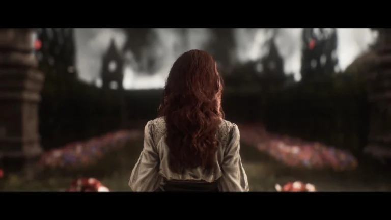 Vista trasera de una mujer de cabello rojizo en Clair Obscur: Expedition 33 observando un jardín oscuro y ruinas góticas bajo humo gris.