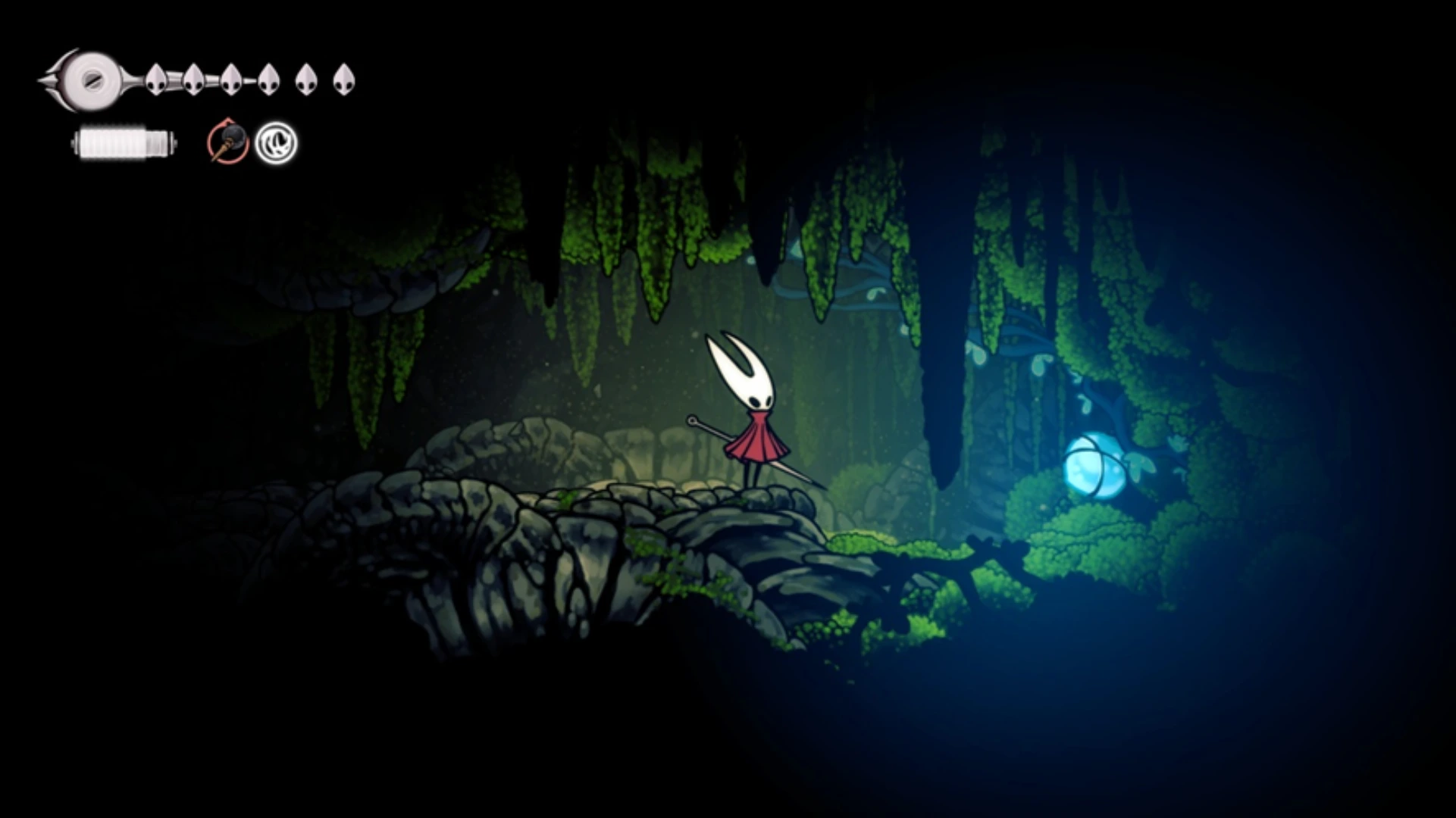 Hornet halla un brote de plasmio azul brillante en una repisa de la cueva musgosa oscura.