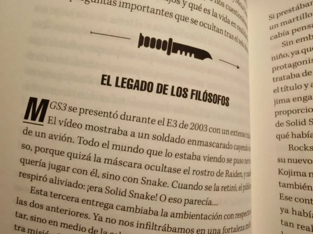 Un primer plano del interior del libro Los secretos de Shadow Moses: Más allá de Metal Gear sobre el título del capítulo: "El legado de los filósofos".