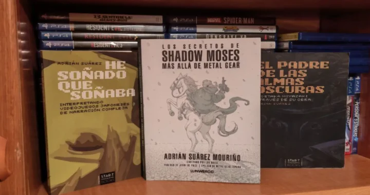El libro Los secretos de Shadow Moses: Más allá de Metal Gear se exhibe en una estantería junto a otras obras de su autor, Adrián Suárez Mouriño, sobre Dark Souls y juegos japoneses.