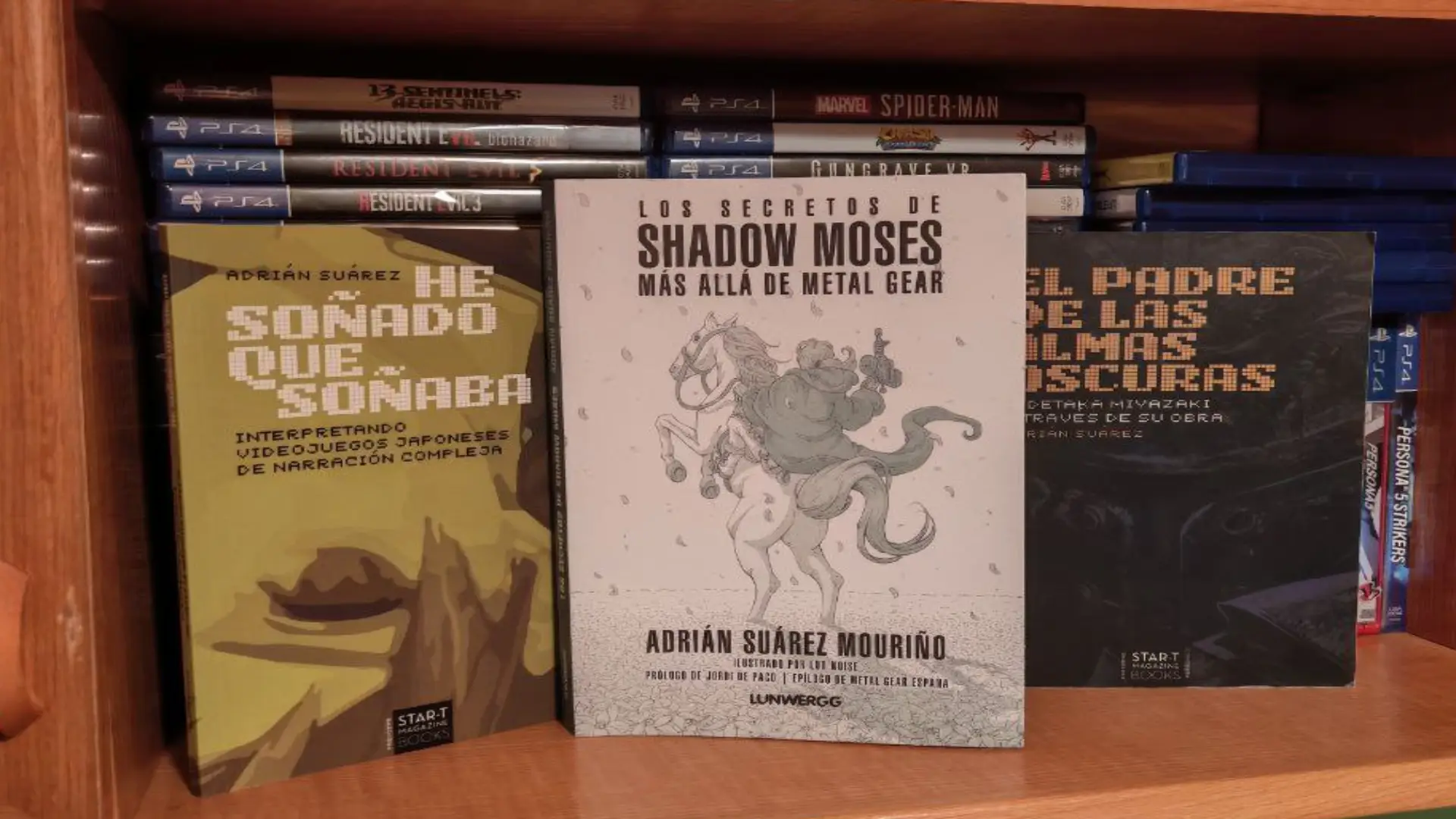 El libro Los secretos de Shadow Moses: Más allá de Metal Gear se exhibe en una estantería junto a otras obras de su autor, Adrián Suárez Mouriño, sobre Dark Souls y juegos japoneses.