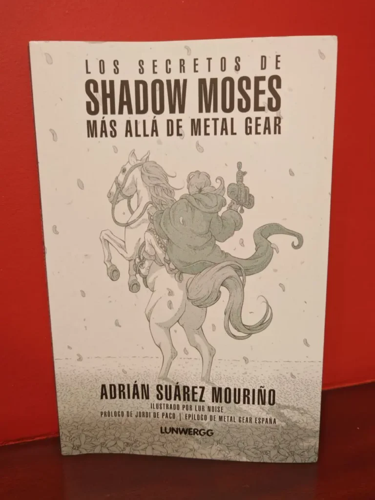 La portada del libro Los secretos de Shadow Moses: Más allá de Metal Gear muestra una ilustración en blanco y negro de un soldado a caballo sobre un fondo rojo.