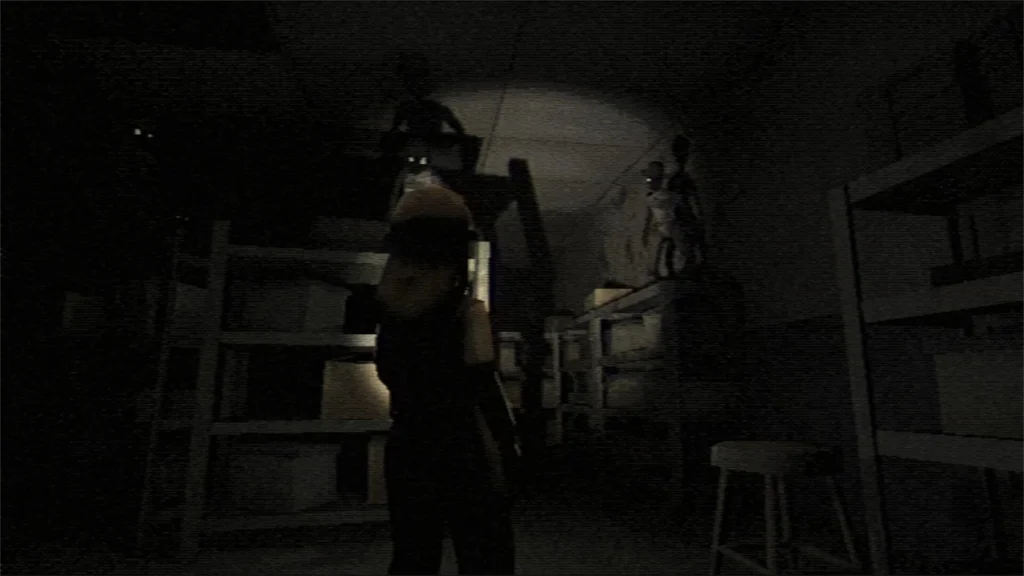 La protagonista explora un sótano oscuro con muñecos y linterna encendida en Fear the Spotlight.