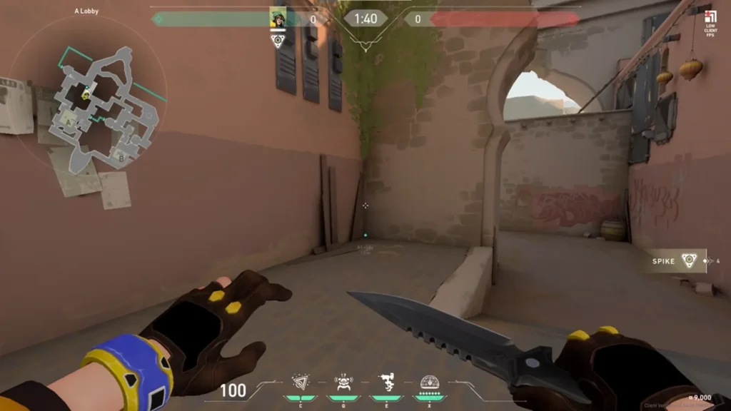 Killjoy se posiciona en A Lobby con cuchillo para marcar el punto exacto de lanzamiento, paso inicial de lineups de Killjoy en VALORANT.