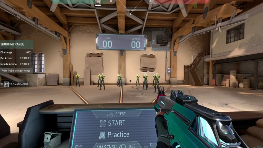 Galería de tiro completa con interfaz activa y arma equipada, pensada para practicar códigos de las miras de Valorant.