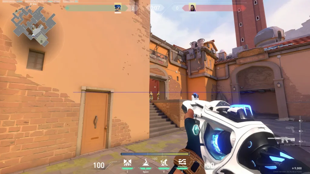 Vista en primera persona con rifle futurista apuntando a una esquina del mapa, referencia clara para ajustar códigos de las miras de Valorant.