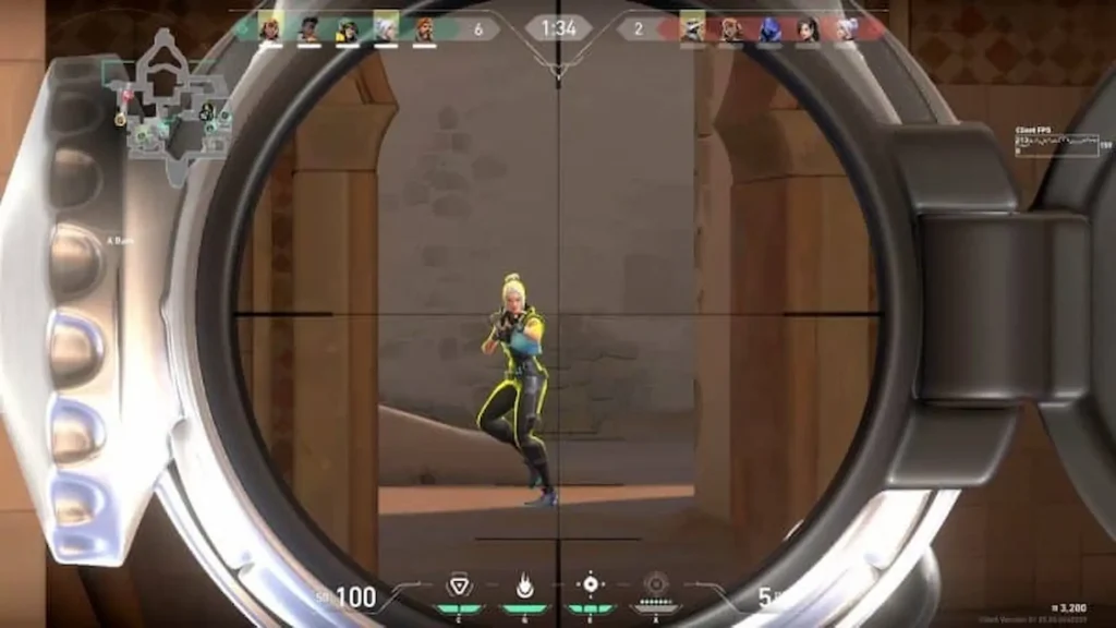 Mira telescópica apuntando a una agente enemiga en combate táctico, ejemplo práctico de códigos de las miras de Valorant en acción real.