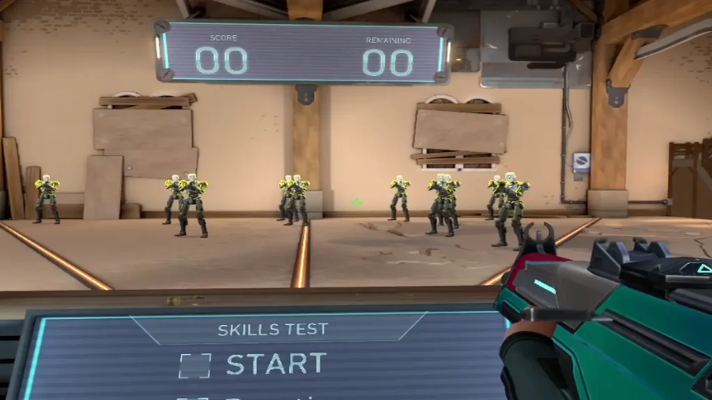 Campo de entrenamiento con bots alineados y marcador visible, contexto ideal para comparar códigos de las miras de Valorant.