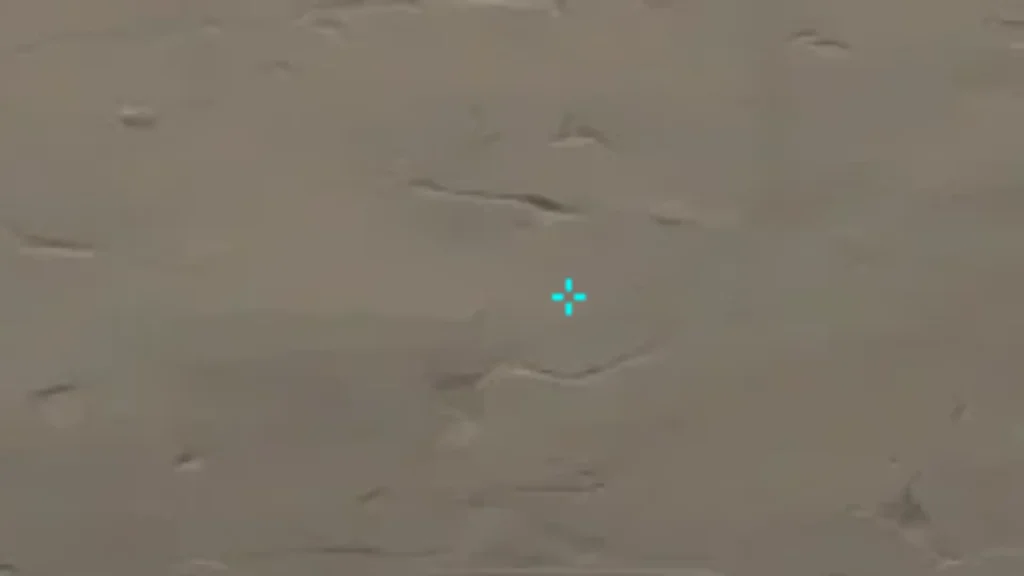 Primer plano de una mira TenZ - Sentinels sobre pared neutra, mostrando grosor y forma en códigos de las miras de Valorant.