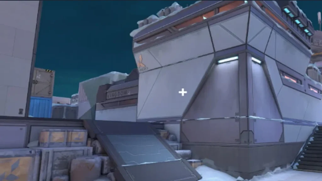Escenario exterior del mapa Icebox sin enemigos, usado para probar precisión y códigos de las miras de Valorant en superficies limpias.
