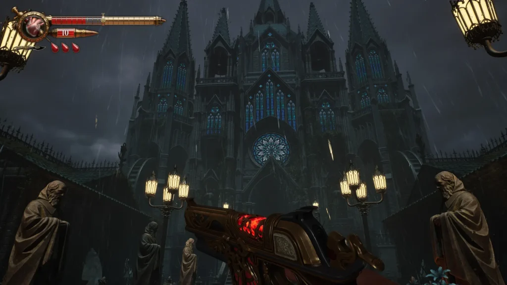 En Crisol: Theater of Idols, el jugador apunta un arma roja ante una catedral gótica bajo la lluvia, flanqueada por estatuas y faroles.