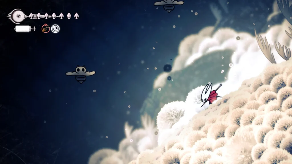 Escena aérea de Hollow Knight con el Caballero deslizándose entre nubes y criaturas voladoras sobre un entorno etéreo y luminoso.