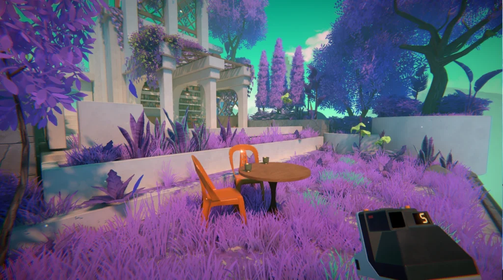 Escena jugable de Viewfinder en un jardín surrealista de colores violeta, con mesa y silla integradas en un entorno que parece editable.