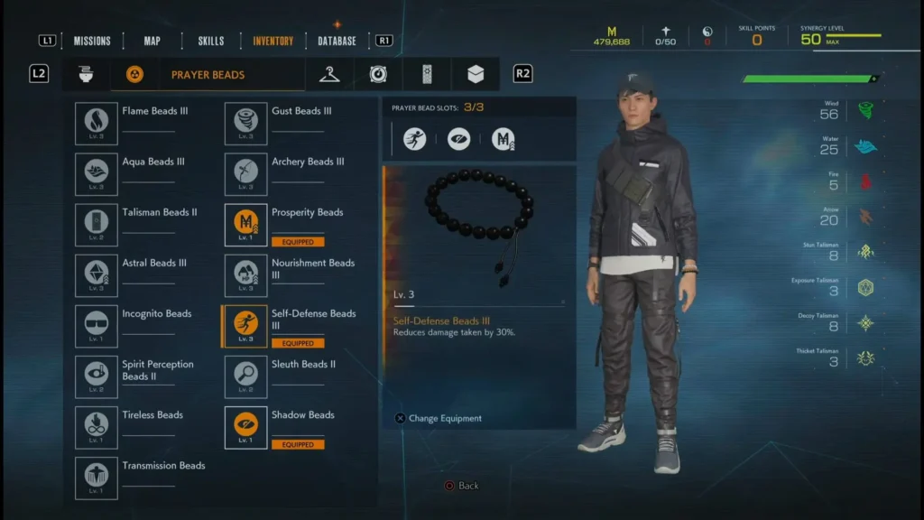 Menú de inventario de GhostWire: Tokyo mostrando las cuentas de oración equipadas en Akito con traje urbano.