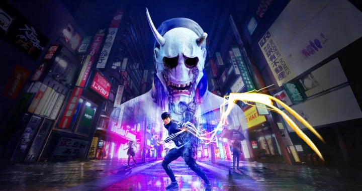 Arte oficial de GhostWire: Tokyo con Akito lanzando poderes elementales frente a una enorme máscara hannya en Shibuya.