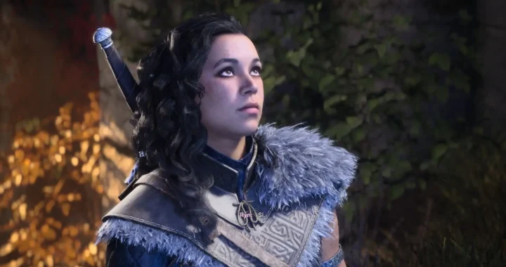 Primer plano de Ryn mirando al cielo con armadura vikinga y espada en Echoes of the End.