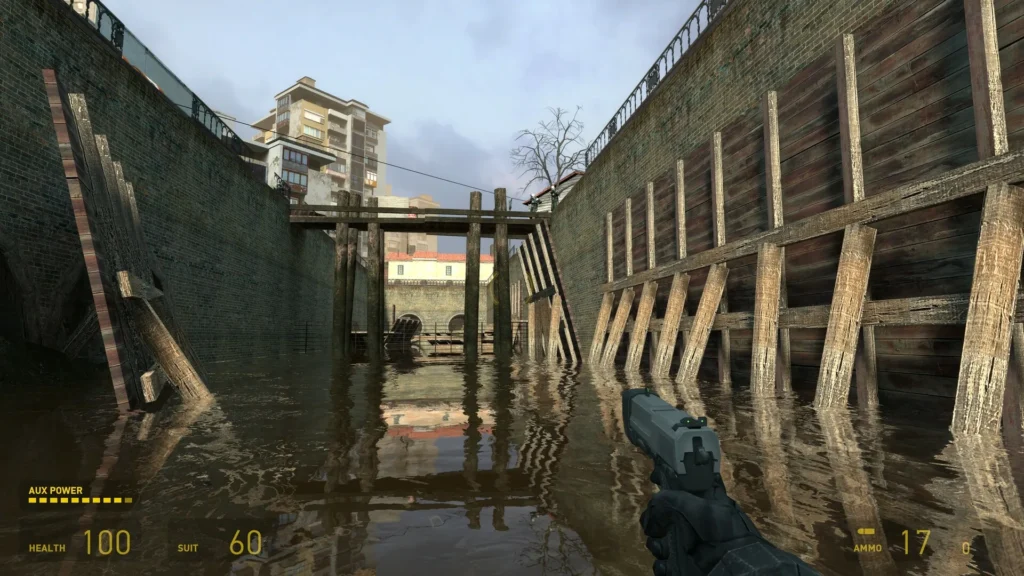 Vista en primera persona atravesando un canal inundado con pistola en Half-Life 2.
