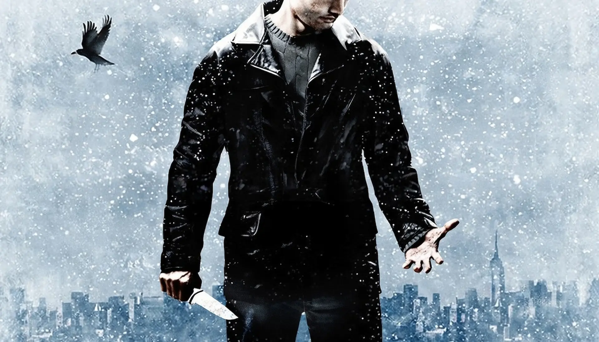 En Fahrenheit, Lucas Kane sostiene un cuchillo bajo la nieve frente al skyline de Nueva York, con un cuervo al fondo.