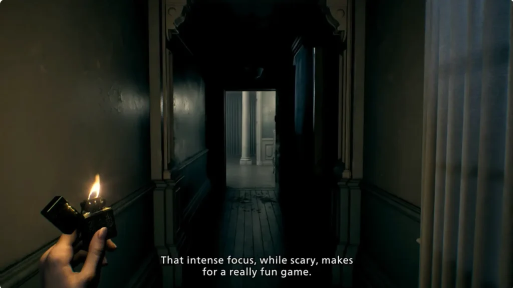 Gameplay de Resident Evil Requiem en primera persona: un mechero ilumina un pasillo oscuro y deteriorado de mansión.