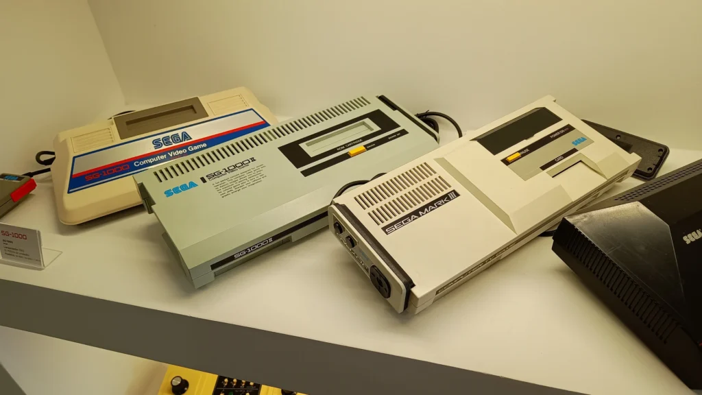 Varias consolas Sega SG-1000 y una Sega Mark que tienen expuestas en el MUVI.
