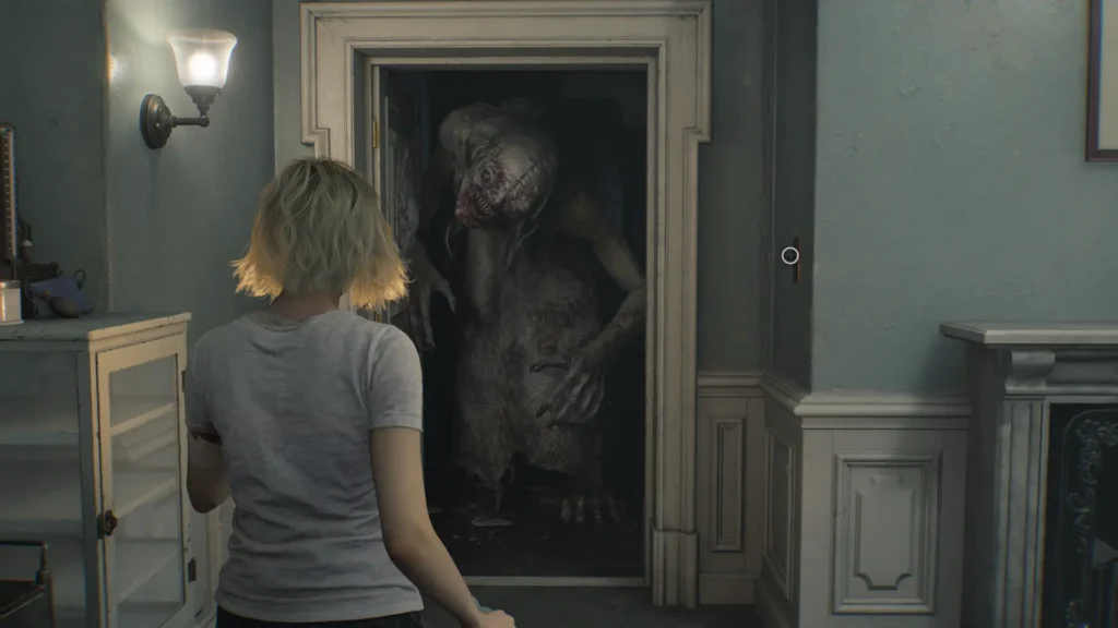 Grace se enfrenta a una criatura deforme asomada a una puerta en una escena de terror de Resident Evil Requiem.