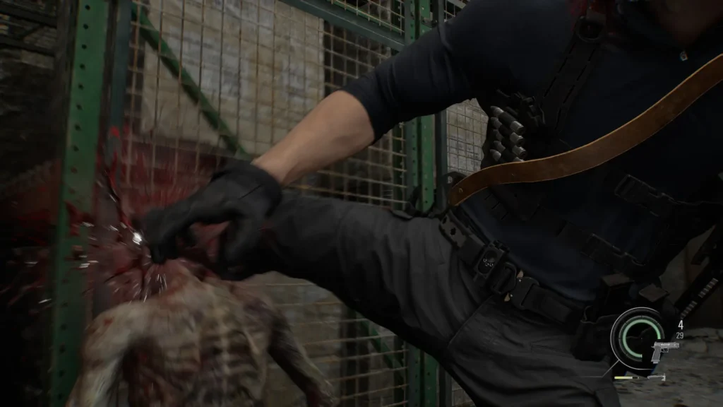 León aplasta de una patada la cabeza de un zombi en un almacén industrial en Resident Evil Requiem.