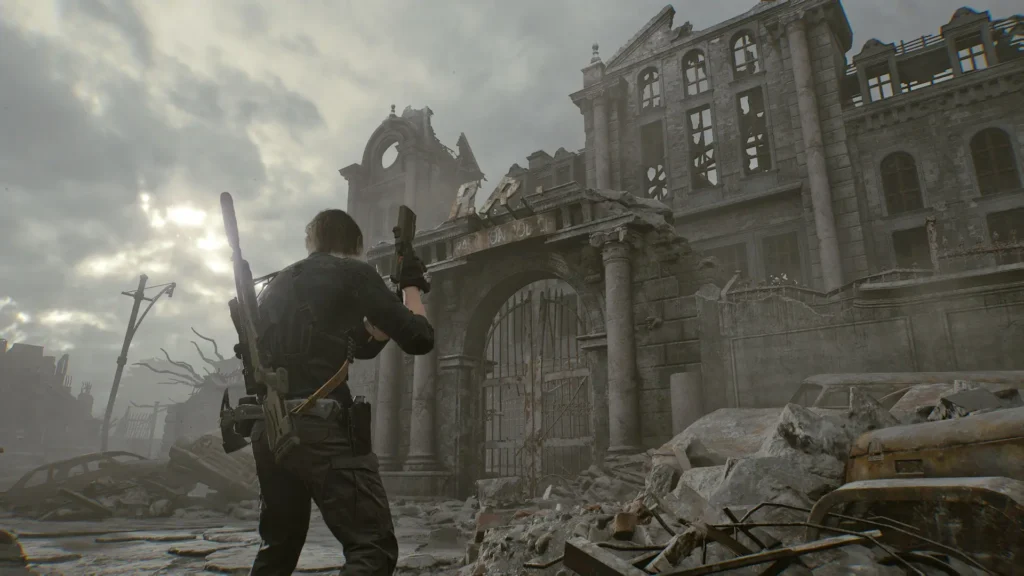 Leon S. Kennedy armado contempla las ruinas del RPD destruido bajo un cielo grisáceo en Resident Evil Requiem.