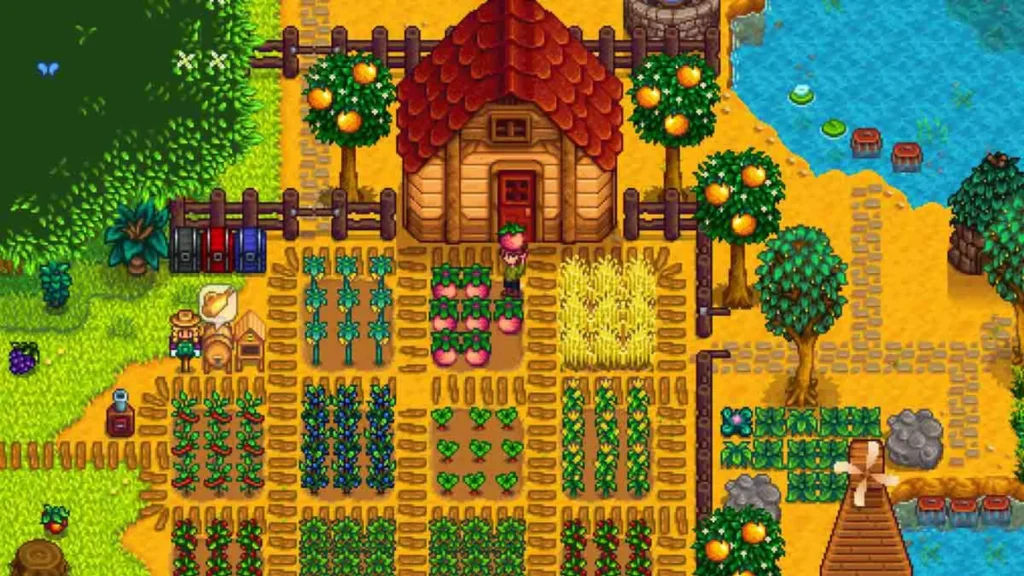 Granja bien organizada en el centro cívico de Stardew Valley con cultivos en hileras, frutales y la cabaña principal al centro.