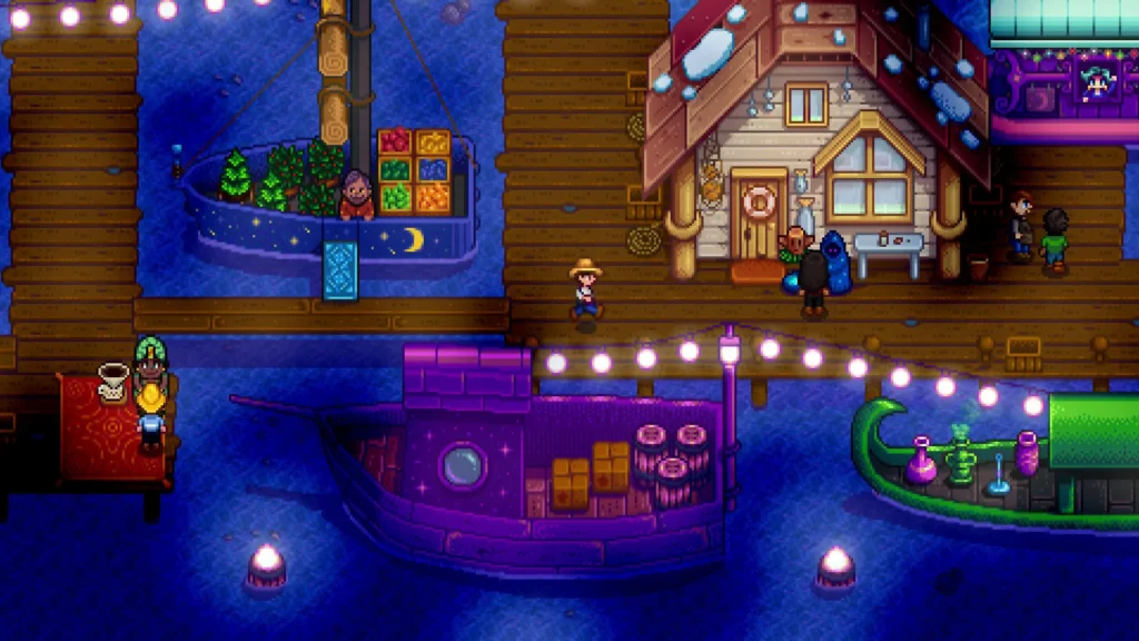Festival nocturno de Stardew Valley en el muelle con barcos decorados, luces y vendedores ambulantes.
