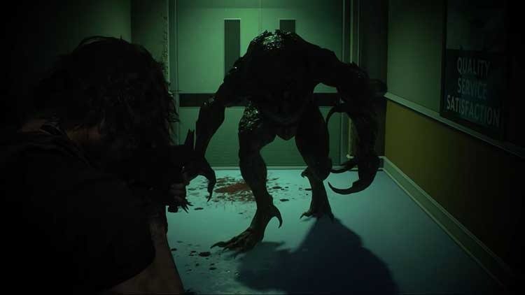 Un hunter acecha a Carlos en un pasillo del hospital en el remake de Resident Evil 3.