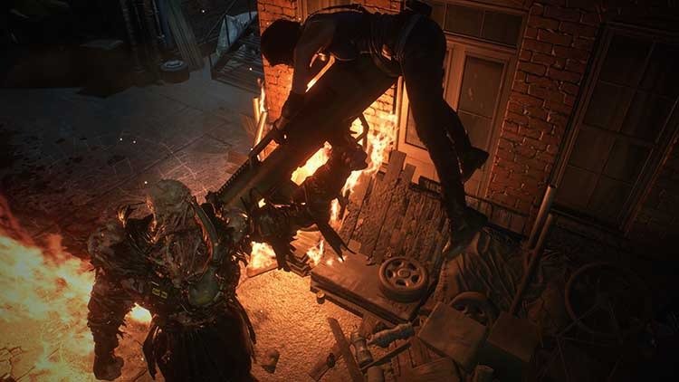 Nemesis aplasta a un soldado entre llamas en una calle destruida del remake de Resident Evil 3.