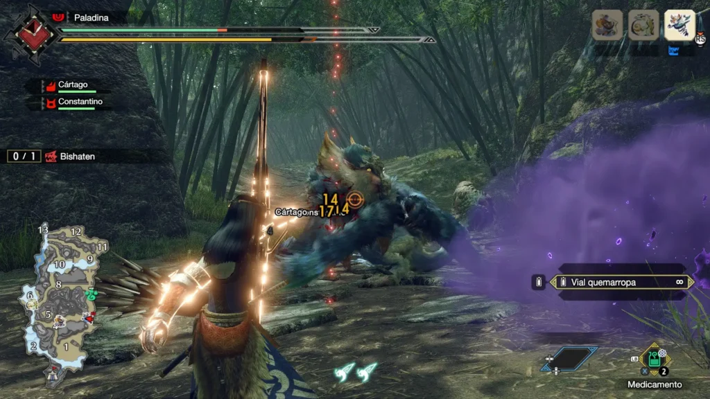 Derrotando a un Bishaten (Monster Hunter Rise) a flechazos en medio de un bosque.