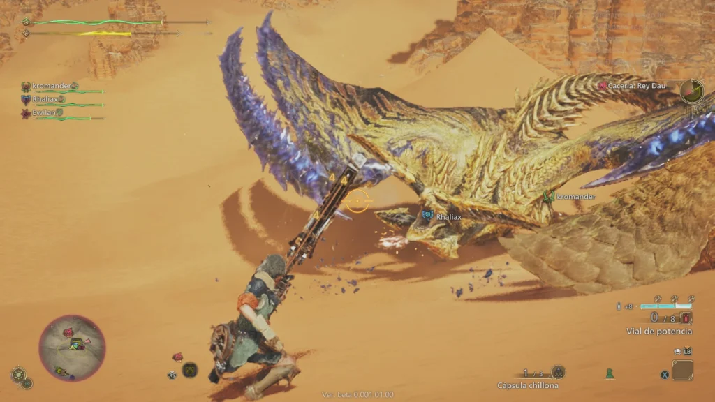 Derrotando a un Rey Dau (Monster Hunter Wilds) a golpe de arco en medio de un desierto. Se ve el nombre de otros jugadores en pantalla.