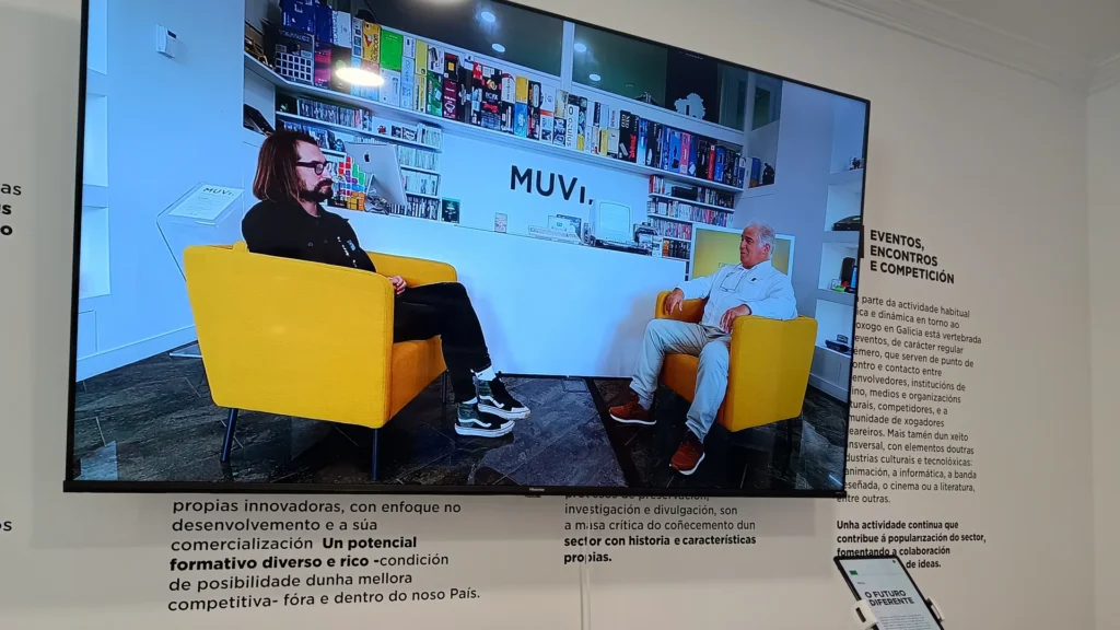 Entrevista a Álex González reproducida en la sala dedicada al videojuego de Galicia en el MUVI.