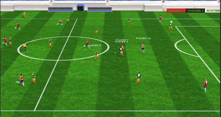 Partido en curso en PC Fútbol 8 con vista cenital del campo y jugadores en movimiento.