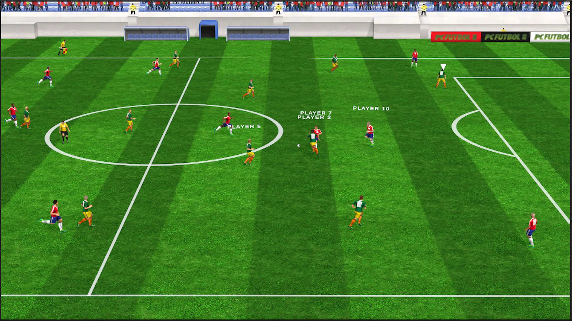 Partido en curso en PC Fútbol 8 con vista cenital del campo y jugadores en movimiento.