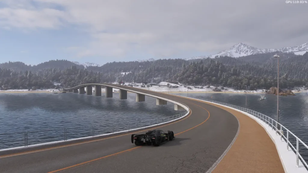 Un monoplaza recorre el puente sobre el lago en Forza Horizon 6 con montañas nevadas al fondo.