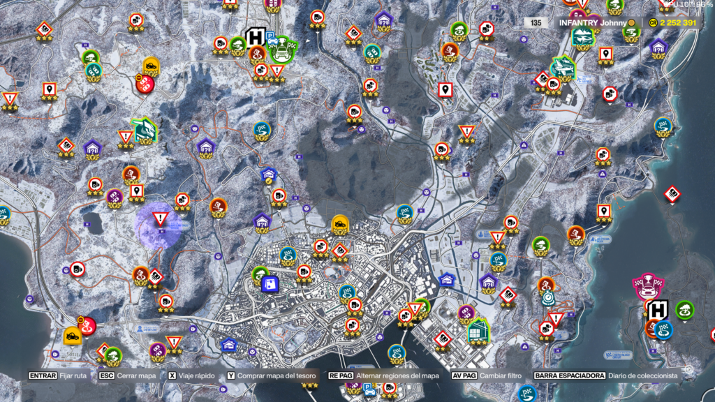 Mapa invernal de Forza Horizon 6 repleto de iconos de misiones sobre una ciudad costera nevada.
