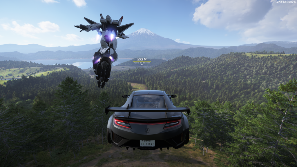 Un mecha volador persigue un Acura NSX sobre el monte Fuji en una misión principal de Forza Horizon 6.
