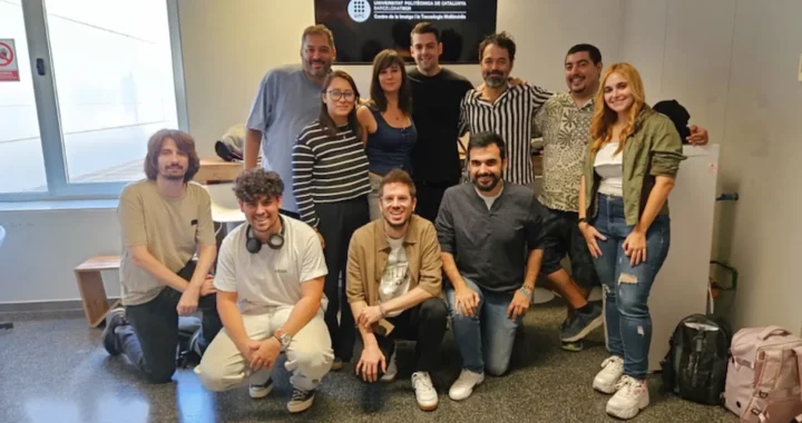 El equipo de JanduSoft posando en grupo en las instalaciones de la Universitat Politècnica de Catalunya.